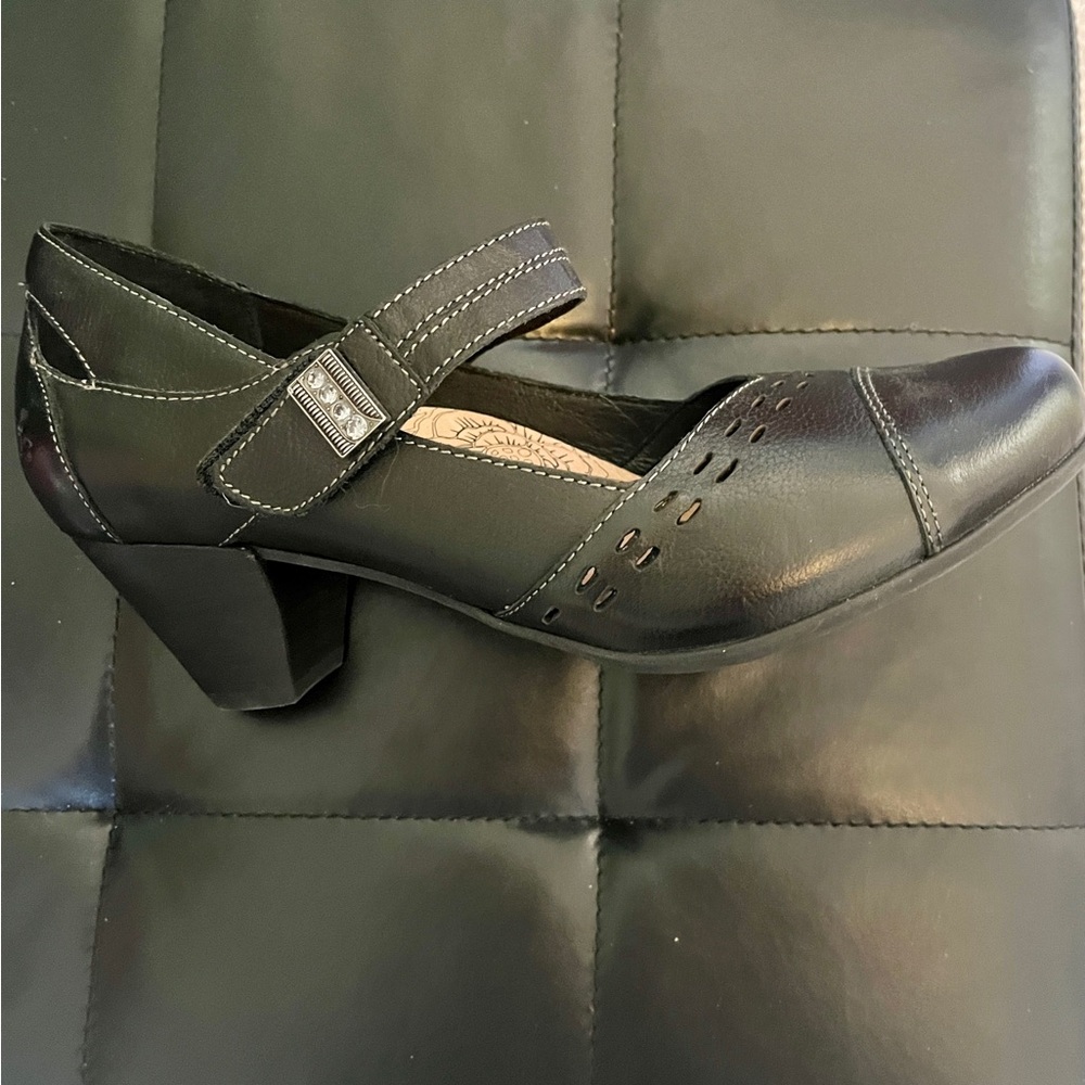 Taos Mary Jane type heels, black, size 8, 2 1/4 inch heel - Picture 6 of 8